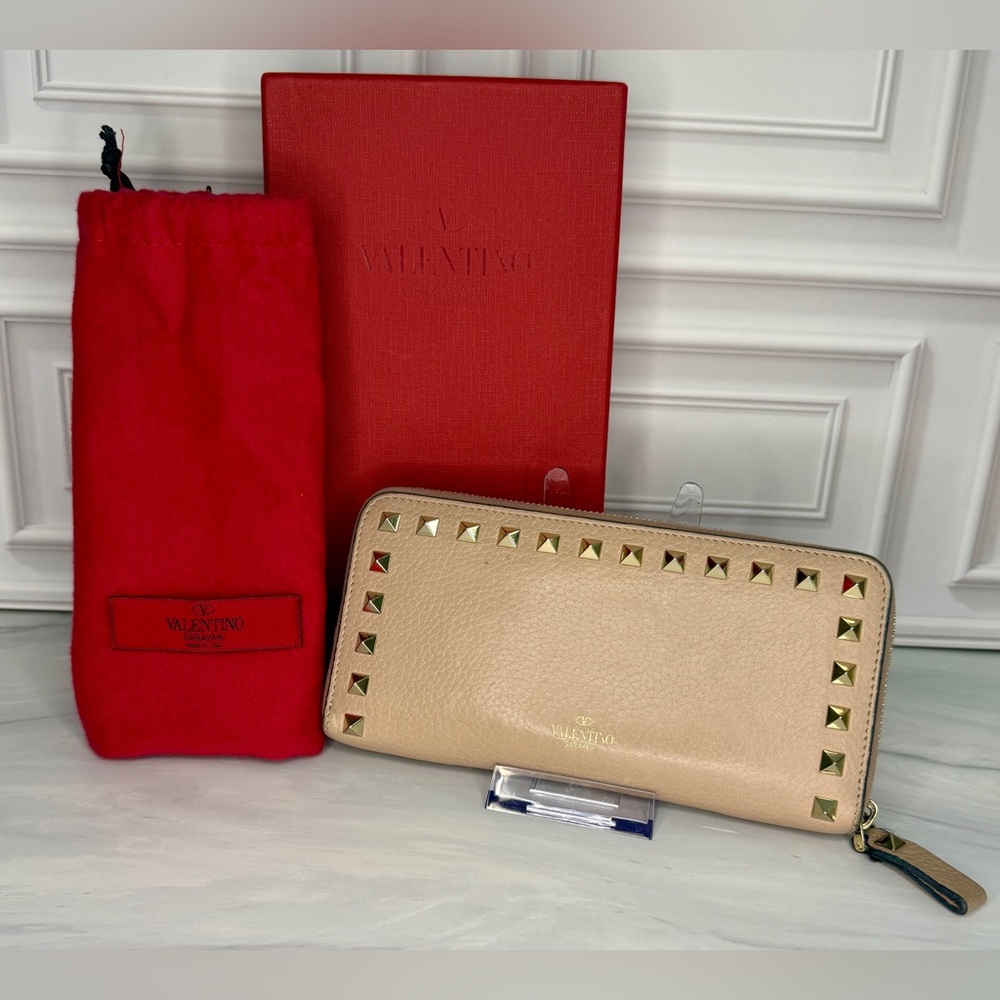 Valentino Garavani Rockstud Light Pink Leather Long Zip Wallet | Full Inclusion